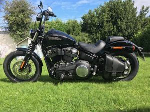 sacoche Myleatherbikes sur Softail Street bob (2)